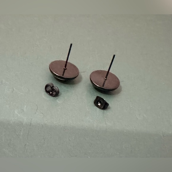 ❄️ SALE! BRAND NEW Black Cat Red Heart Button Stud Earrings Gunmetal - Picture 8 of 10